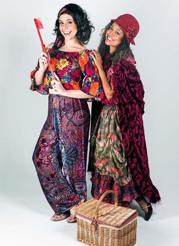 Francis Helena e Aretha Oliveira: mãe e filha em peça de teatro (Foto: Reprodução/Instagram)