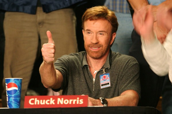 Um joinha de Chuck Norris vale mais que barras de ouro, que por sua vez  valem mais que dinheiro (Foto: Reprodução)