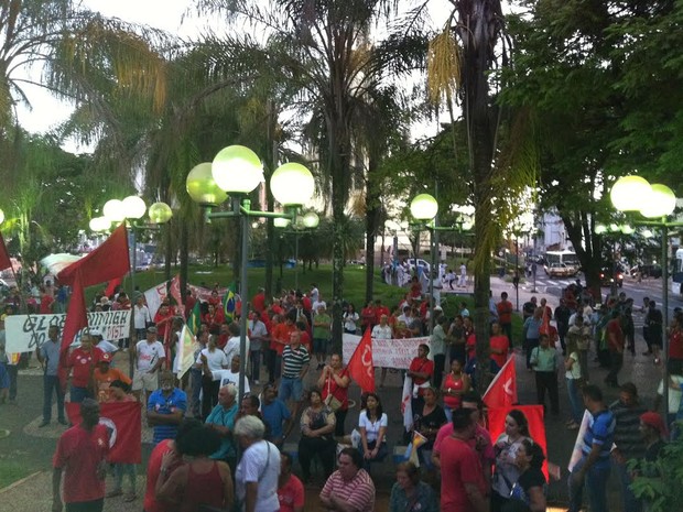 Protesto em Uberaba pró-Dilma na praça (Foto: Alex Rocha/G1)