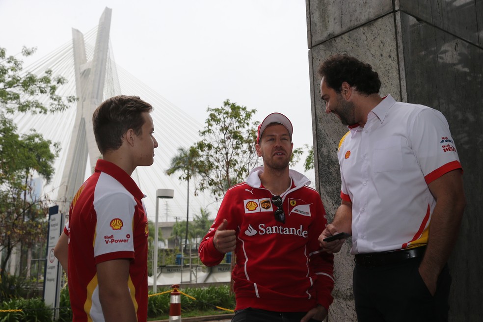 Sebastian Vettel conversa antes de entrar em evento em São Paulo (Foto: Divulgação/Shell)