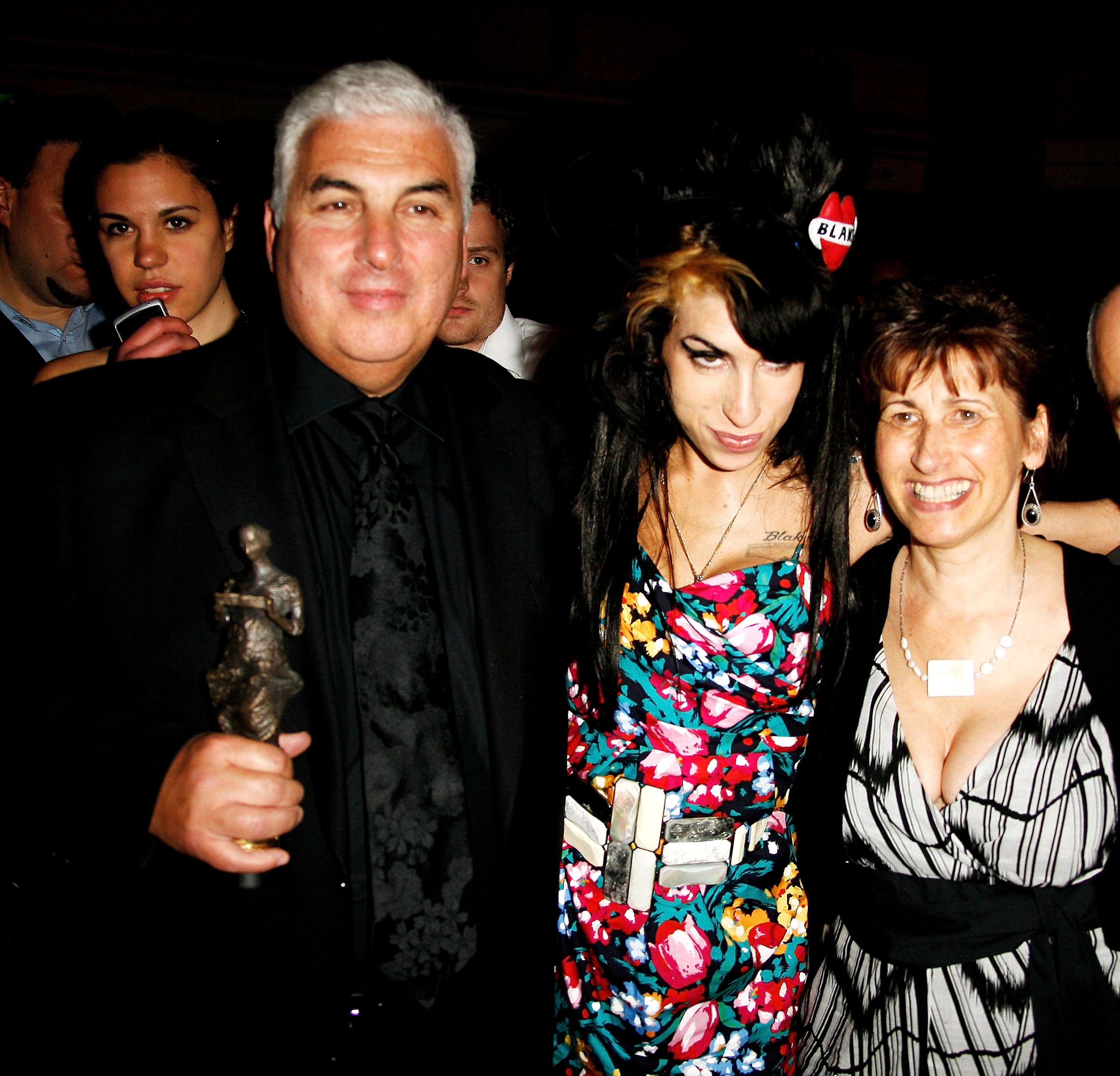 Amy Winehouse acompanhada do pai Mitch e da mãe Janis (Foto: Getty Images)