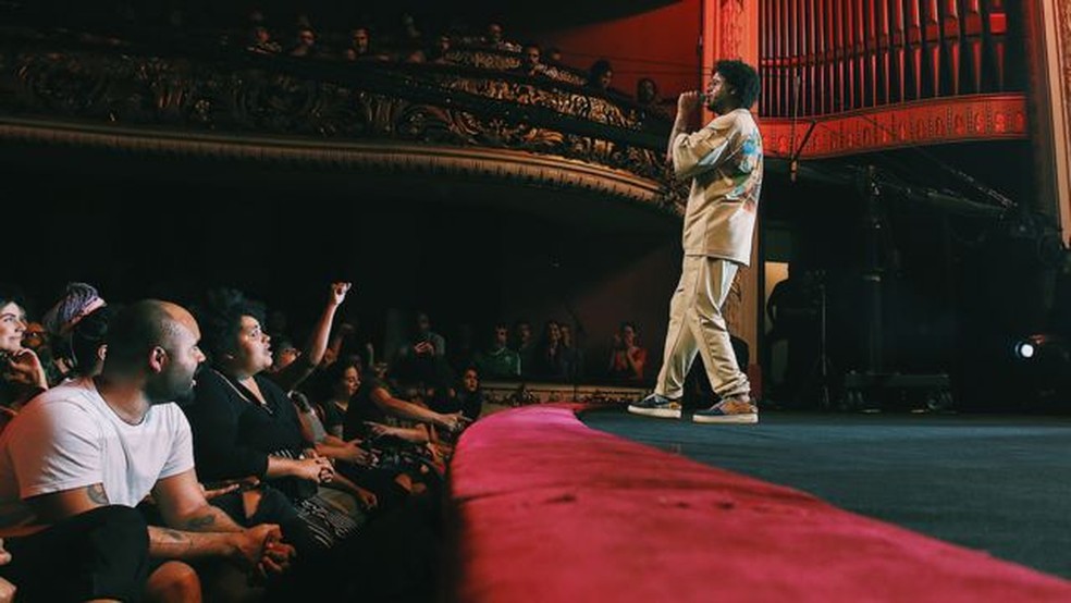 O rapper Emicida durante show no Theatro Municipal de São Paulo, registrado no documentário AmarElo — Foto: Reprodução/Amarelo