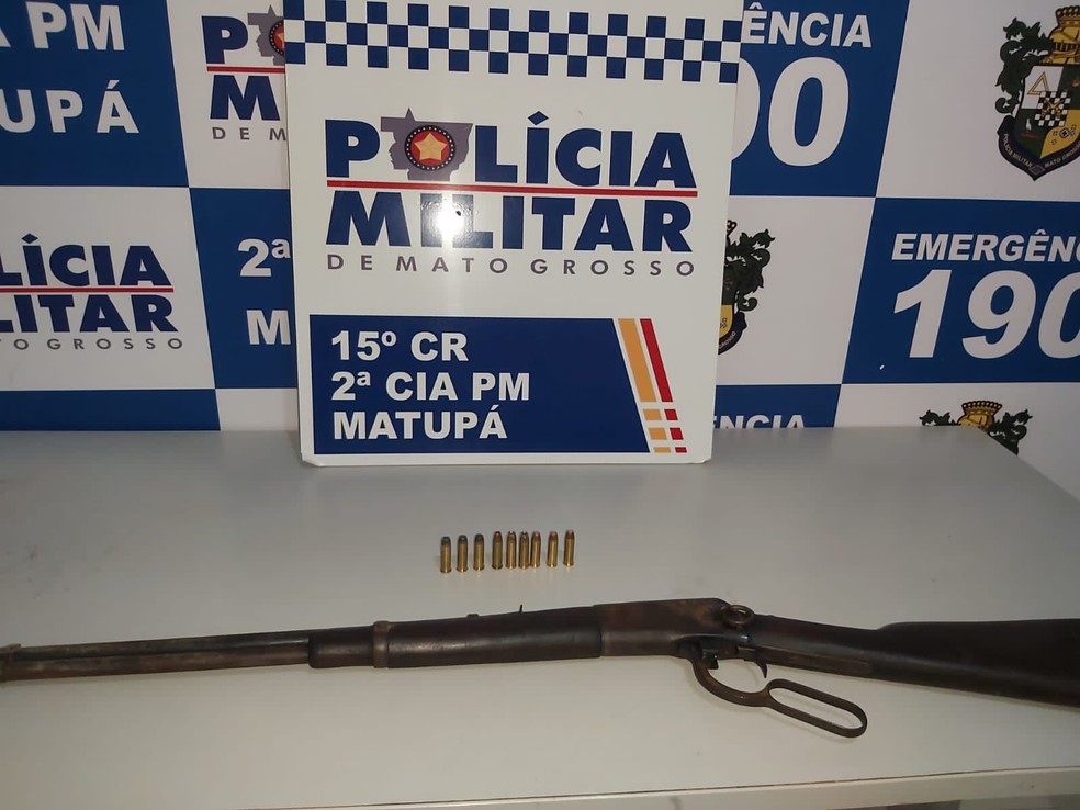 Arma encontrada na casa do suspeito foi apreendida — Foto: Polícia Militar