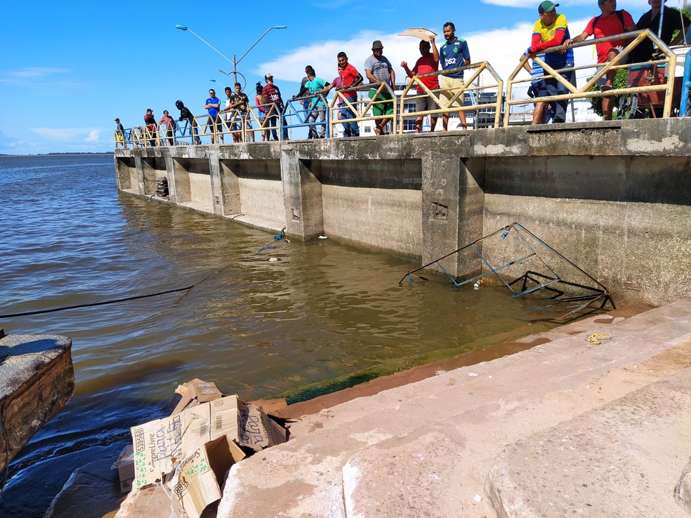 Populares contaram que homem estava tomando banho próximo à escadaria da orla — Foto: Henrique Pimentel/TV Tapajós