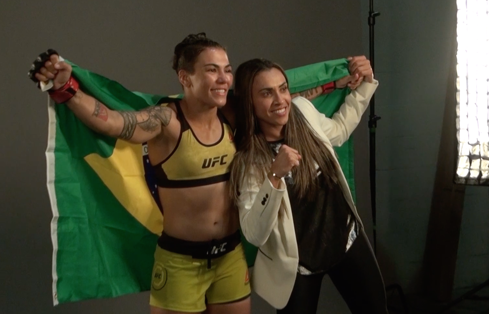 Jéssica Bate-Estaca posa com Marta após sua vitória no UFC Orlando (Foto: Evelyn Rodrigues)