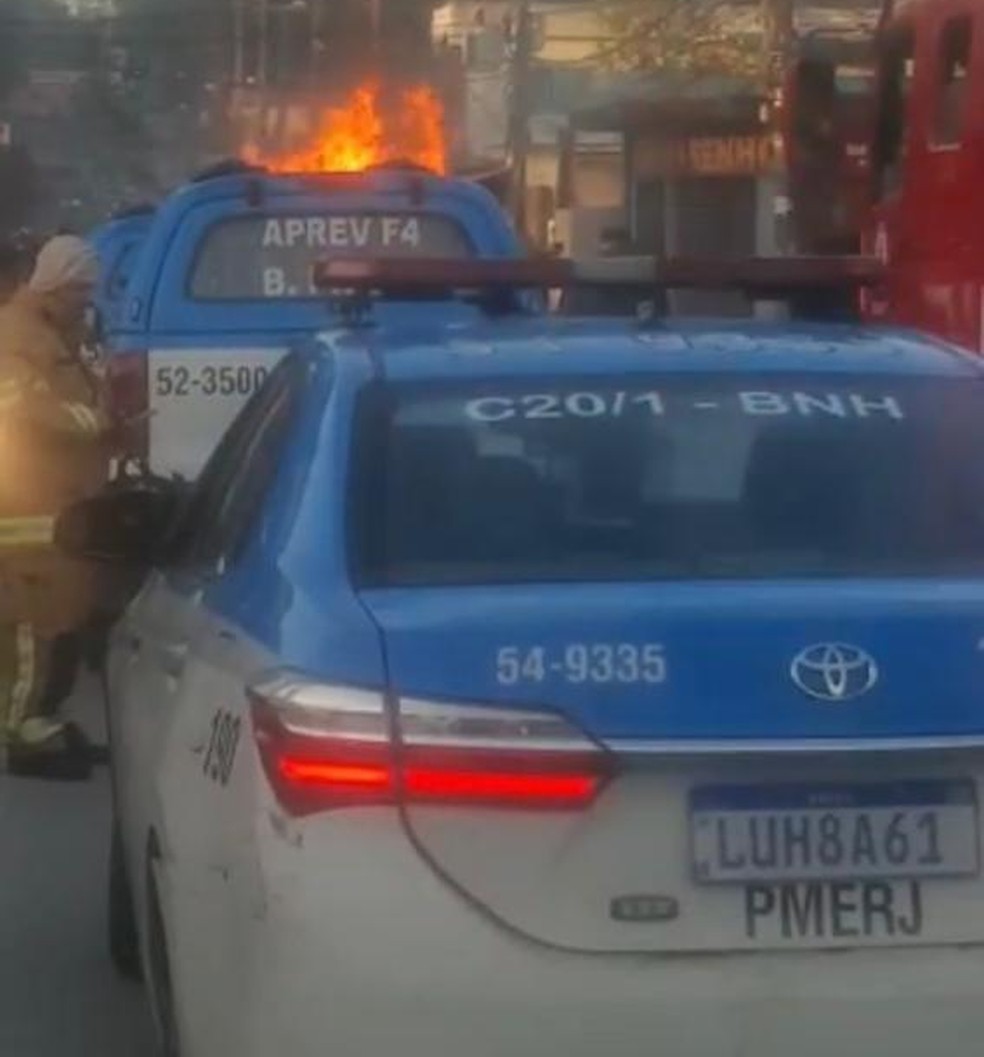 Protesto pela morte de Lohan Pinheiro tem fogo em Nova Iguaçu — Foto: Reprodução/Redes sociais