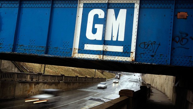 Logotipo da General Motors (GM) é visto em ponte nos EUA (Foto: Chip Somodevilla/Getty Images)