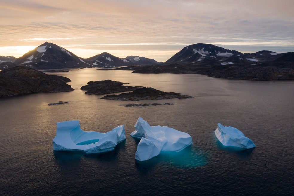 Foto de 2019 mostra grandes icebergs durante o amanhecer perto de Kulusuk, na Groenlândia. Os cientistas trabalham para tentar entender o derretimento assustadoramente rápido do gelo — Foto: Felipe Dana/AP