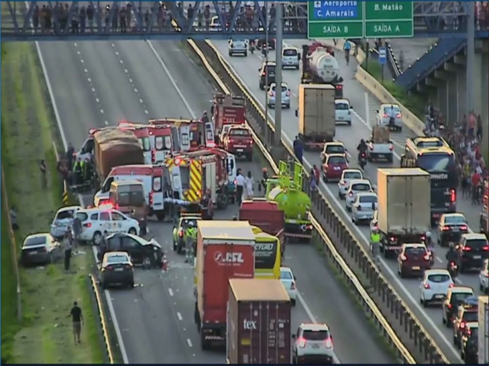 Acidente na D. Pedro I, em Campinas (SP), envolve ao menos seis veículos de acordo com o Corpo de Bombeiros — Foto: Reprodução