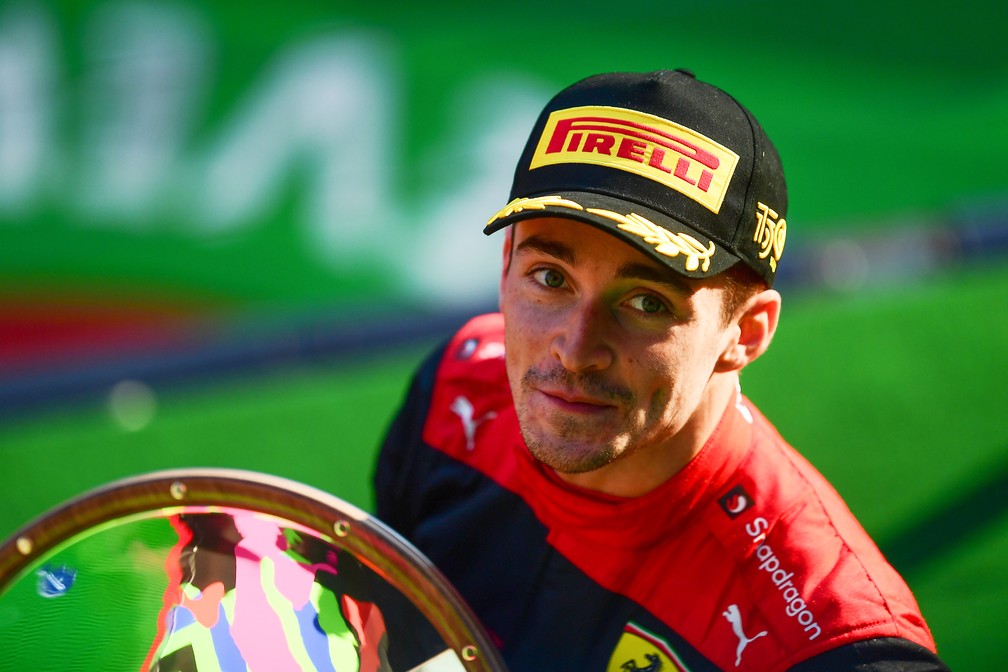 Charles Leclerc comemora a vitória no GP da Austrália no pódio do Albert Park, em Melbourne — Foto: Mario Renzi/F1 via Getty Images