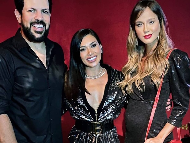 Flávia Pavanelli com Sorocaba e Biah Rodriguez (Foto: Reprodução/Instagram)