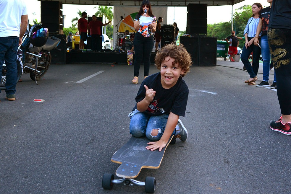 Filho de Tom Souza no skate e Naiza Souza ao fundo da foto (Foto: Semuc)