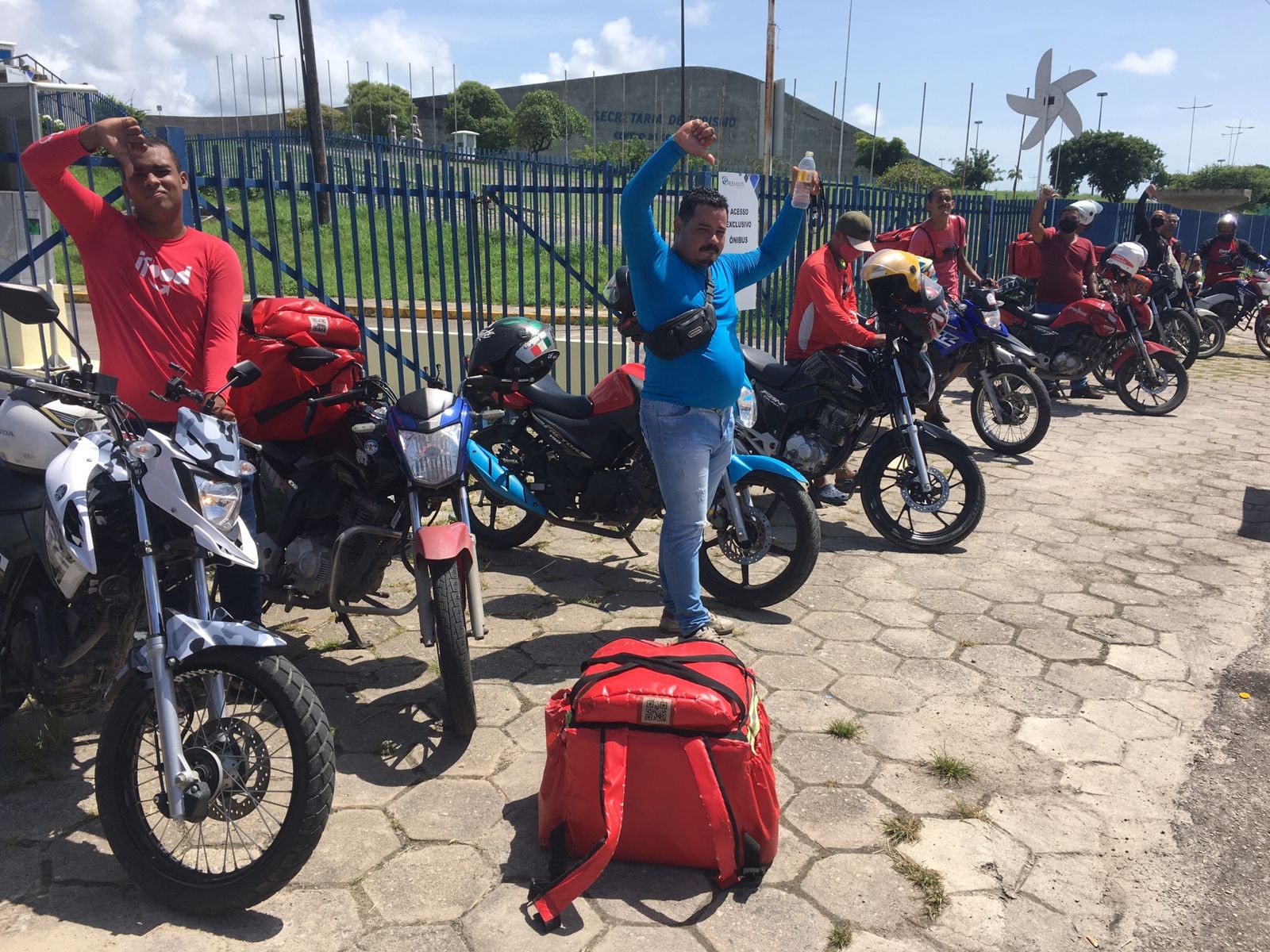 Entregadores e motoristas de aplicativos fazem protesto e cobram aumento de remuneração, no Grande Recife
