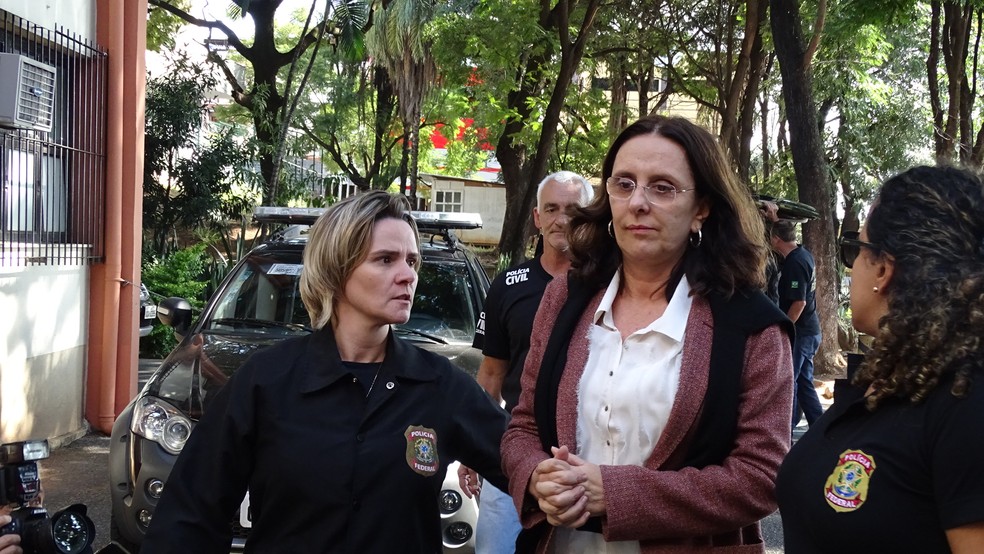 Andrea Neves, irmã do senador Aécio Neves (PSDB-MG), chega escoltada ao IML, em Belo Horizonte (Foto: Raquel Freitas/G1)