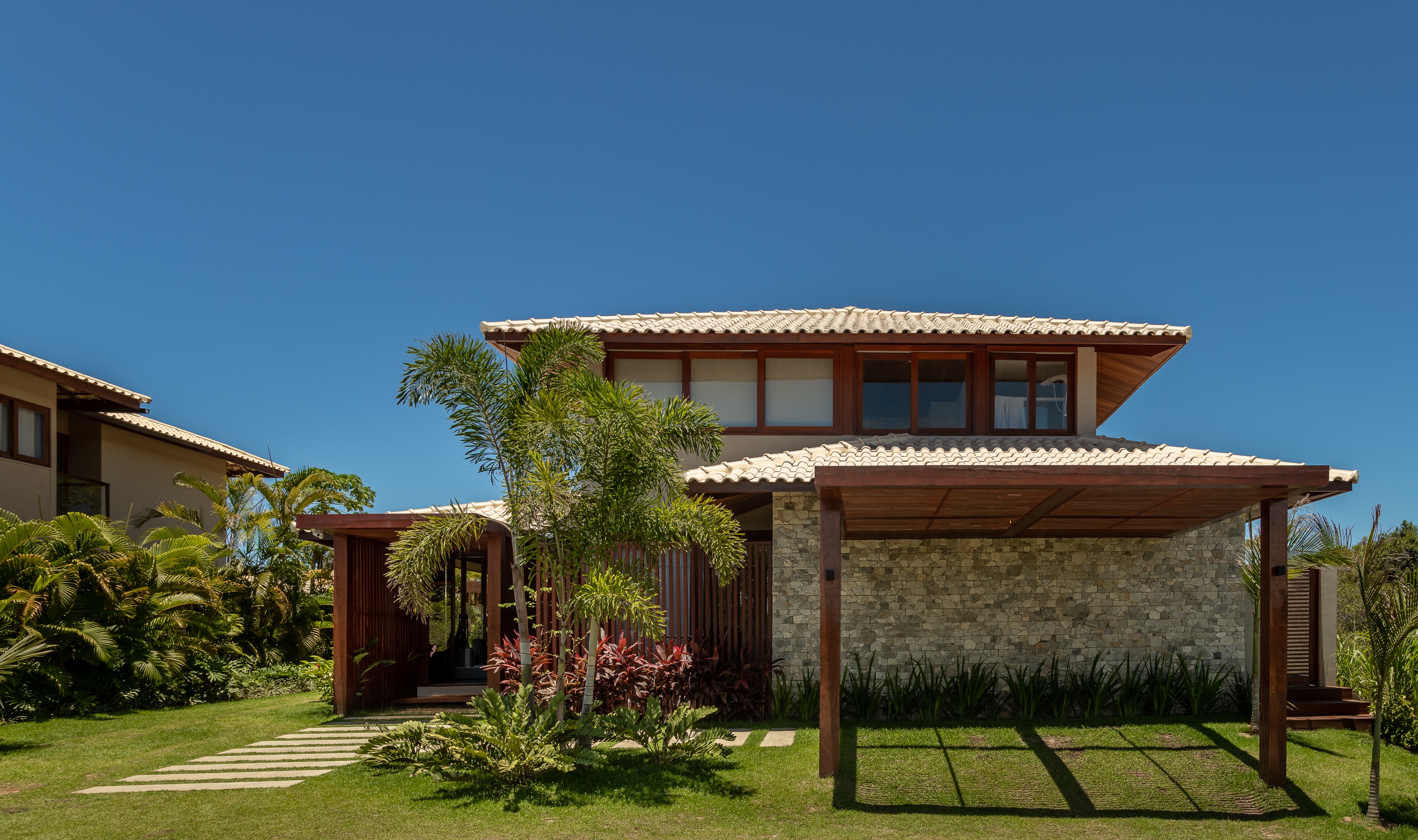 Fachada de casa preta: exemplos da tendência no design de exteriores