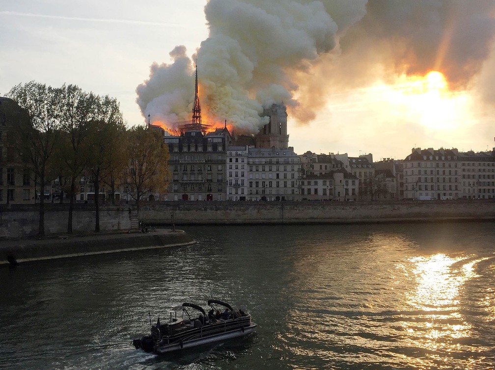 Incêndio atinge a Catedral de Notre-Dame, em Paris — Foto: Julie Carriat/Reuters