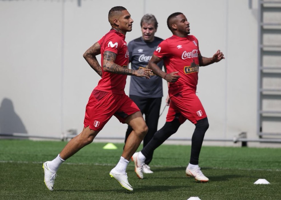 Paolo Guerrero em treino: atacante deve ser titular no Peru (Foto: Divulgação)