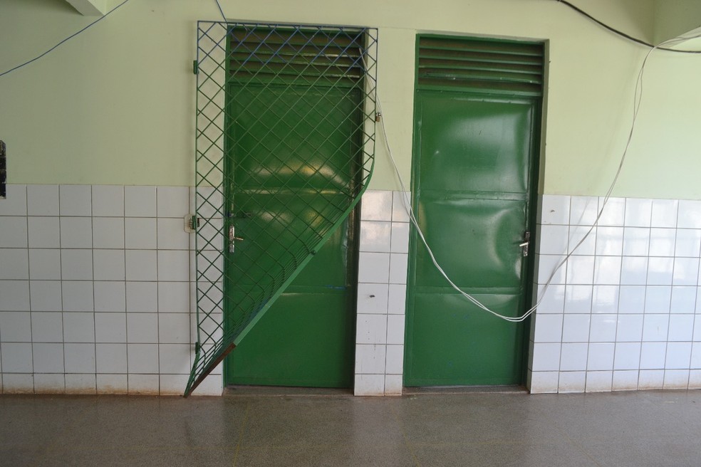 Criminosos entortaram grades, arrombaram portas e quebraram janelas e armários (Foto: Daniela Meneses / Grande Picos)