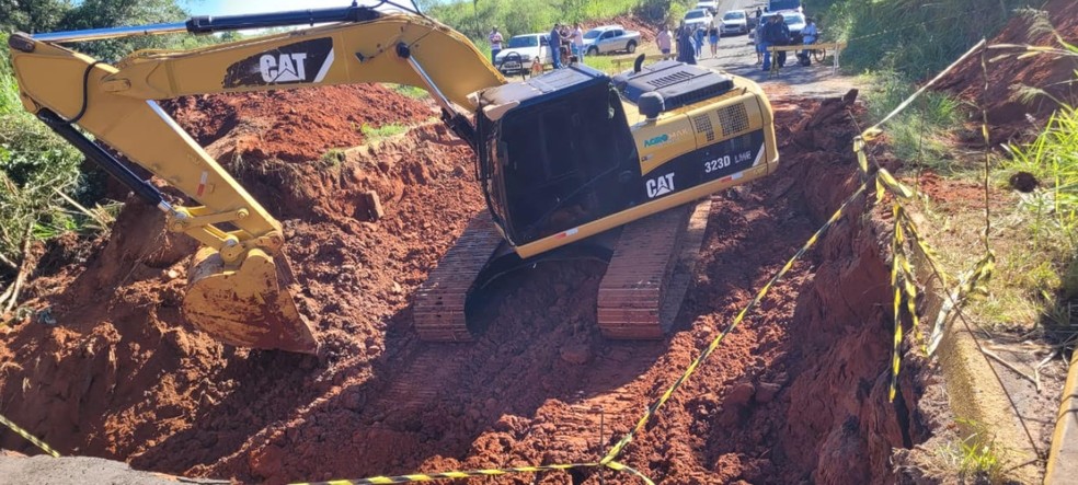 Obras prosseguem nesta segunda-feira (24) em ponte que liga Ribeirão dos Índios (SP) e Santo Anastácio (SP)  — Foto: Reprodução/TV Fronteira