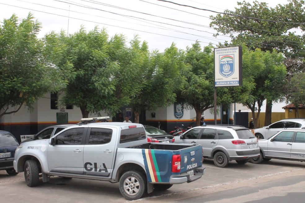 As duas mulheres foram levadas para a Delegacia do Ouro Preto em Petrolina — Foto: Taisa Alencar / G1