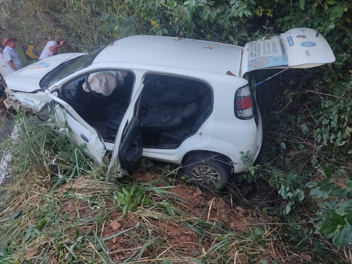 Batida Entre Dois Carros Deixa Quatro Pessoas Feridas Na Lmg 308 Em Juramento Grande Minas G1 9131