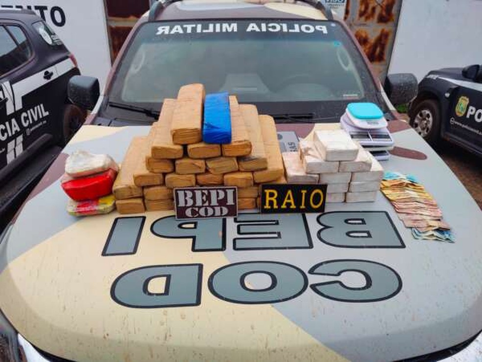 Militares localizaram 41 tabletes, sendo 26 de maconha (21,3 kg), 12 de Cocaína (6,6 kg) e 3 de crack (2,4 kg) em casa abandonada na cidade de Frecheirinha. — Foto: Polícia Militar/ Divulgação