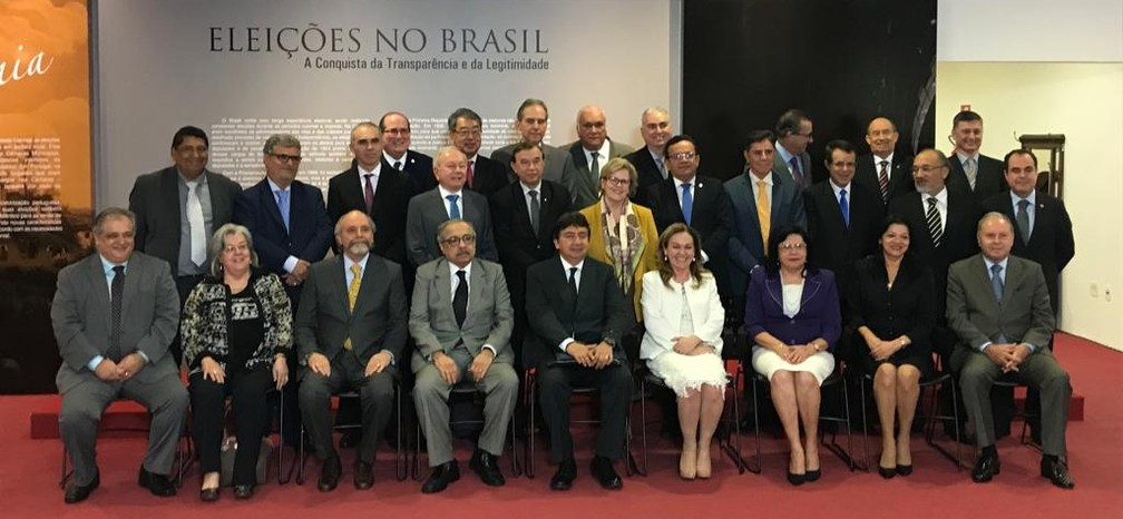Presidentes dos Tribunais Regionais Eleitorais posam para foto com a presidente do TSE, ministra Rosa Weber — Foto: Renan Ramalho/G1