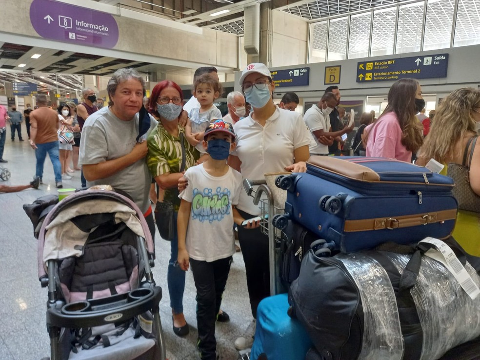 Aline (de boné) reencontrando a família — Foto: Alba Valéria Mendonça/g1 Rio 