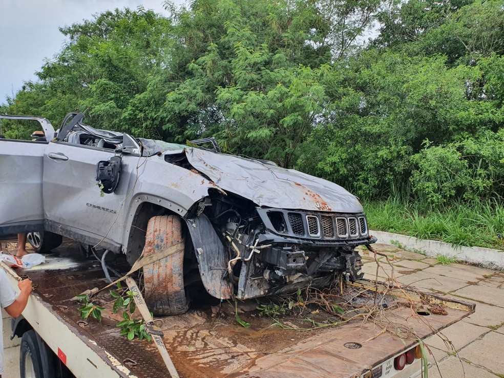 Quatro pessoas morrem após carro em que elas estavam sair da pista e cair em ribanceira no extremo sul da Bahia — Foto: Divulgação/PRF
