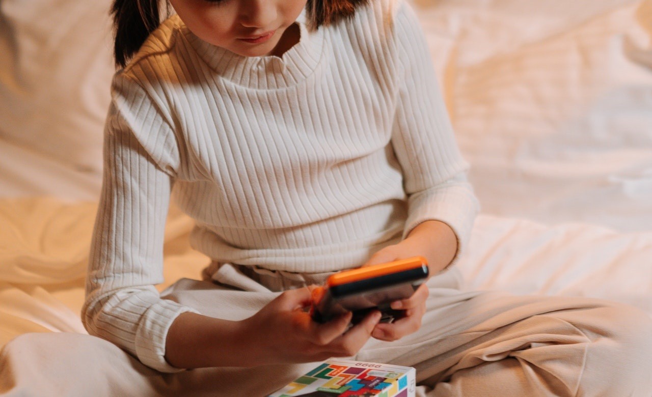 Menina de dez anos gasta R$ 15,4 mil em jogo online sem a mãe saber