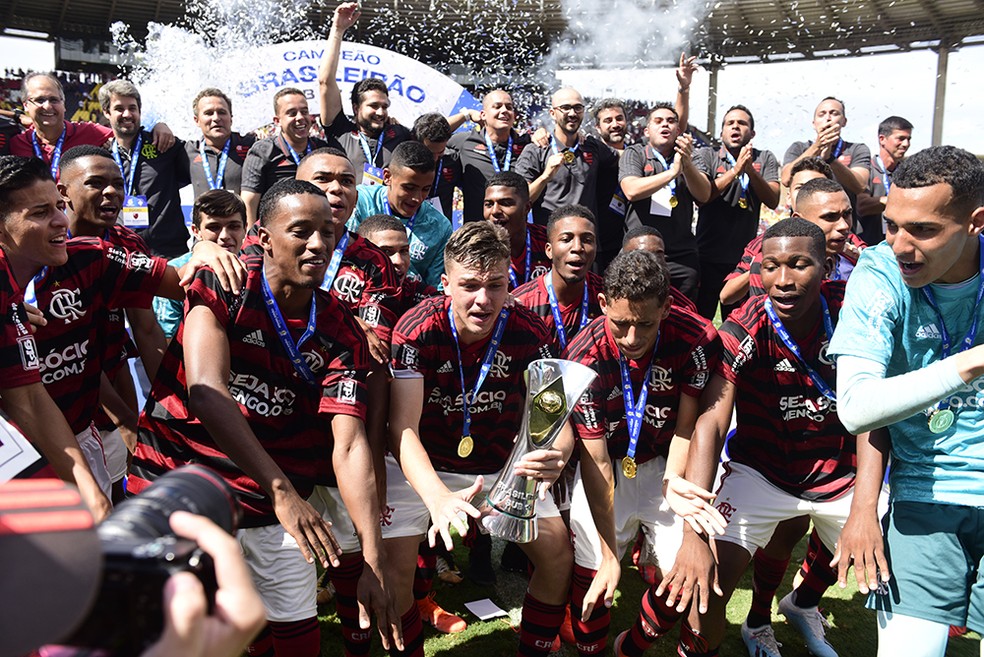 Flamengo unificou os títulos brasileiros sub-17, sub-20 e profissional: feito inédito no país — Foto: Ricardo Medeiros/A Gazeta