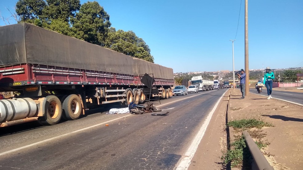 Silvana da Silva morreu em acidente após bater em uma carreta — Foto: Reprodução