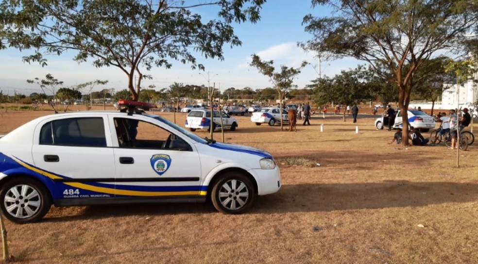 GCM de Ribeir&atilde;o Preto realizou flagrantes de aglomera&ccedil;&otilde;es em campos de futebol no fim de semana &mdash; Foto: Divulga&ccedil;&atilde;o/GCM Ribeir&atilde;o Preto