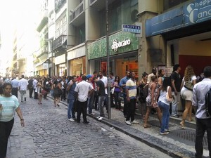 Alunos da UniverCidade fazem fila na Rua Gonçalves Dias, no Centro do Rio (Foto: Che Oliveira/Arquivo Pessoal)