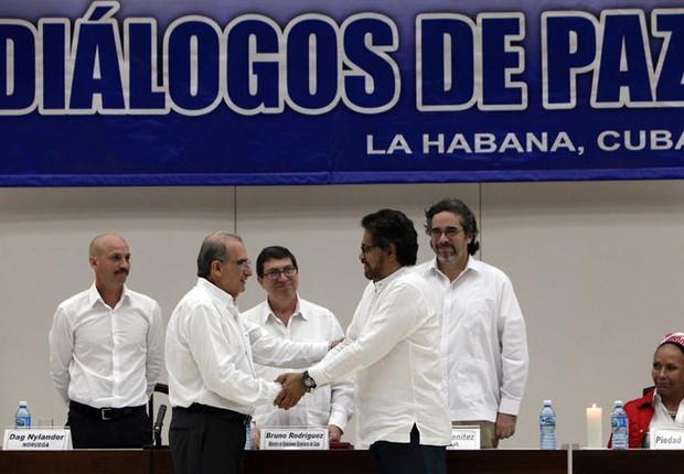 Em Havana, delegação colombina fecha acordo com FARC (Foto: Ernesto Mastrascusa/EFE)