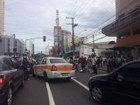 Ônibus não param em ponto e grupo bloqueia a Reta da Penha, em Vitória