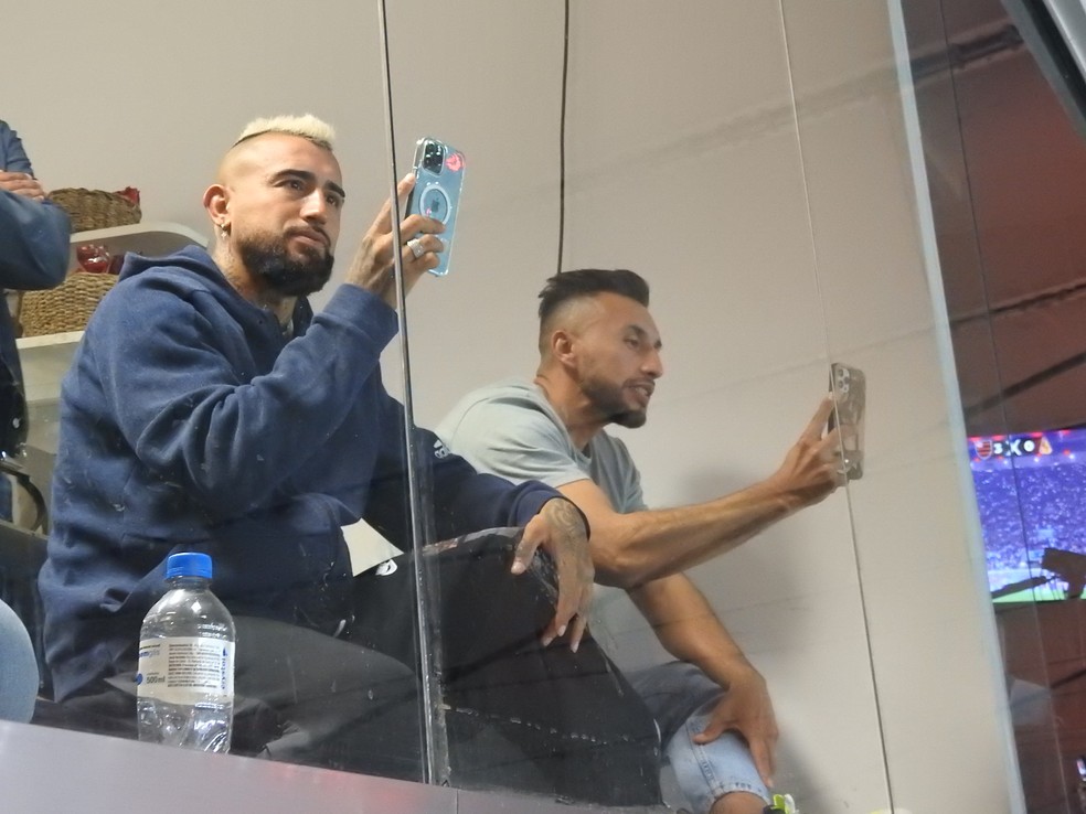 Vidal filma a torcida do Flamengo durante a goleada sobre o Tolima &mdash; Foto: Fred Gomes