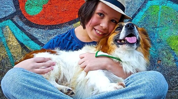 Thiago do Val Sidegum com um dos cachorros que ajudou com seu projeto (Foto: Reprodução/Instagram)