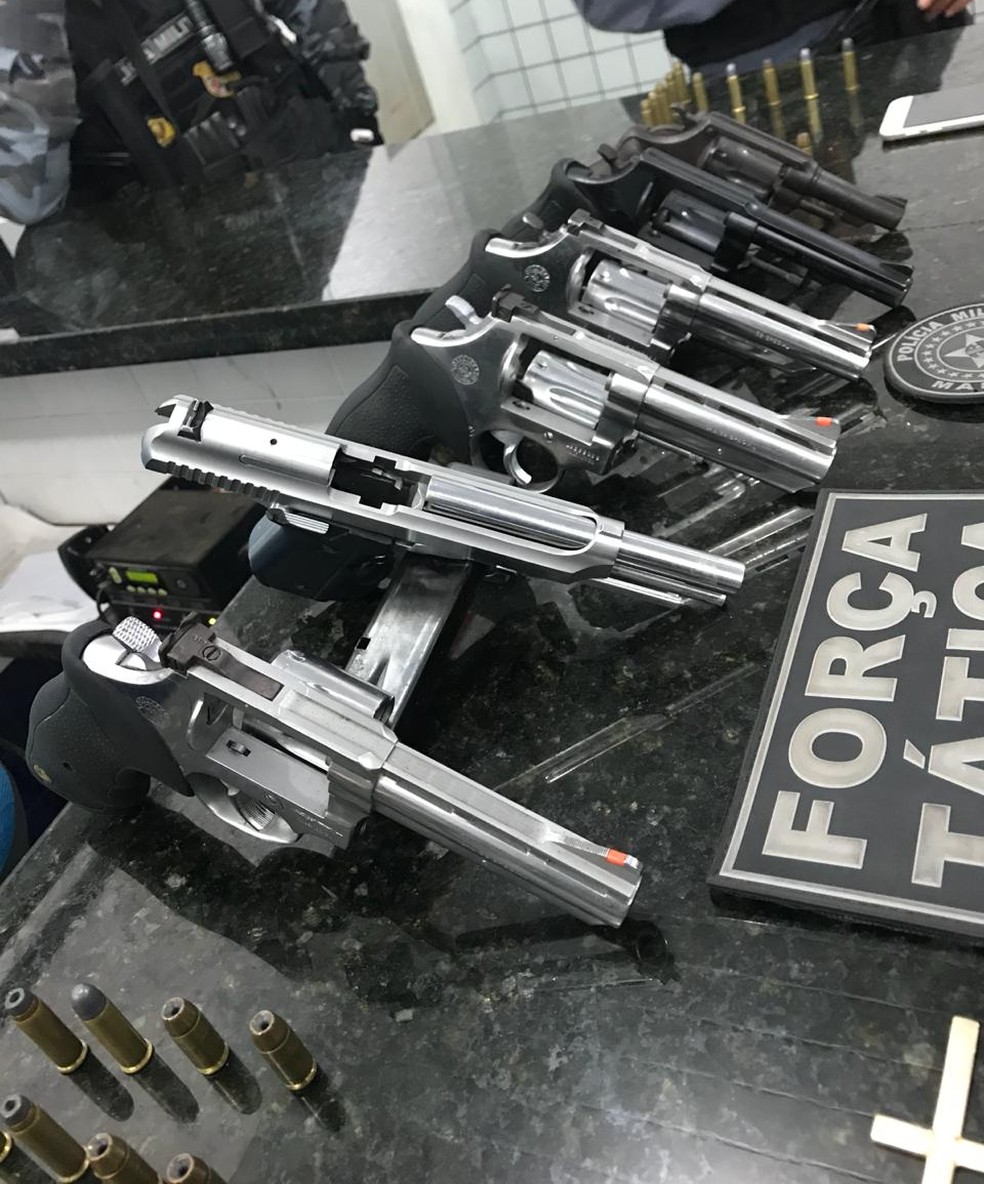 Polícia apreende arsenal de revólveres em Viana — Foto: Divulgação/Polícia Militar