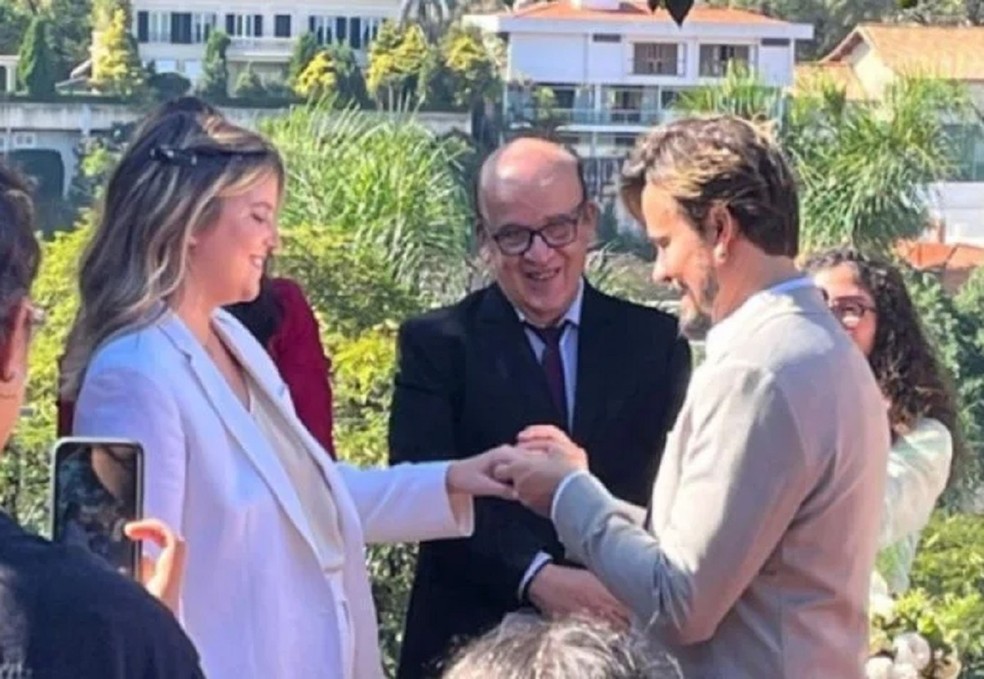 Maria Luiza Silveira e Paulo Vilhena trocam alianças em cerimônia civil — Foto: Reprodução/Instagram