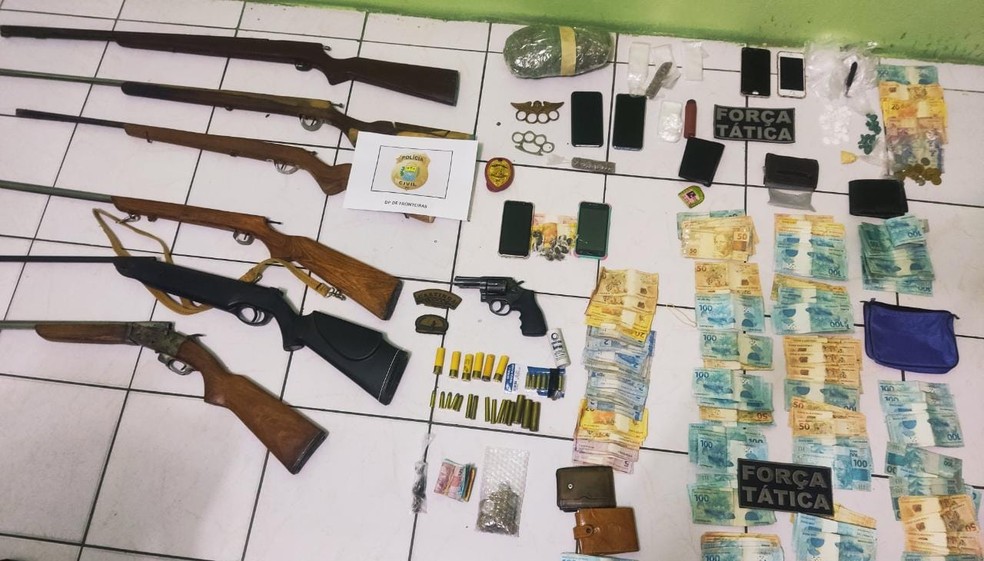 Oito pessoas são presas suspeitas de tráfico de drogas e armas de fogo em Alegrete do Piauí — Foto: Polícia Militar