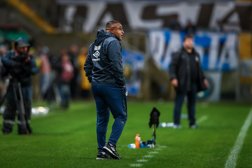 Roger Machado prega humildade em direção ao acesso: caminho longo pela frente