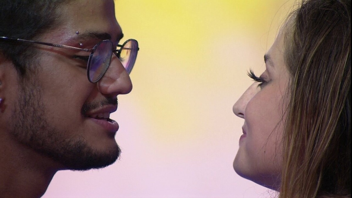 Gabriel Santana questiona Bruna Griphao durante festa do BBB 23 'Por que você não me beija