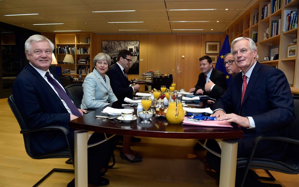 O secretário de Estado da Grã-Bretanha para a saída da União Europeia, David Davis (esquerda), a primeira-ministra da Grã-Bretanha, Theresa May, o presidente da Comissão Europeia, Jean-Claude Juncker (2-R), e o negociador chefe da EU, Michel Barnier (à direita) em reunião nesta sexta-feira (8) em Bruxelas (Foto: Eric Vidal / POOL / AFP Photo)