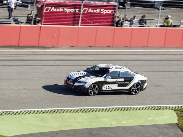 1º carro de corrida autônomo completa pista histórica na