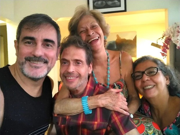 Rubens Caribé com a mãe, irmã e marido (Foto: Reprodução/Instagram)