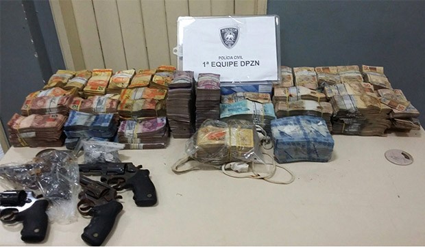 Dinheiro e armas foram entregues aos policiais da Delegacia de Plantão da Zona Norte  (Foto: Divulgação/Polícia Civil)