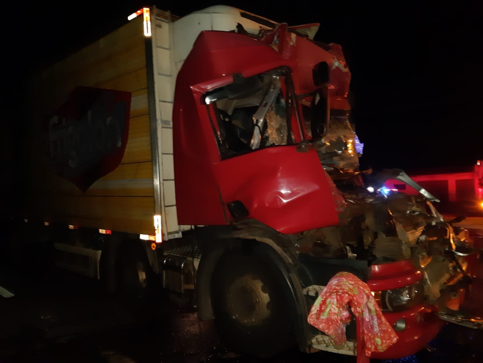 Caminhoneiro morre em acidente envolvendo dois caminhões na BR-373, em Ponta Grossa