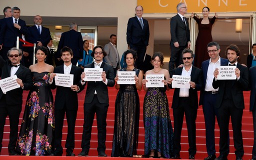 Atores brasileiros protestam contra impeachment em Cannes