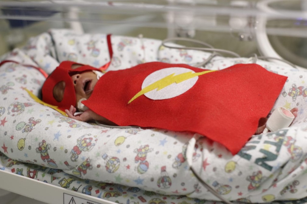 Bebês internados em UTI Neonatal ganham ensaio fotográfico inspirado no carnaval em Hospital de Floriano — Foto: Divulgação / Hospital Regional Tibério Nunes